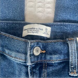 Abercrombie & Fitch Blue womens 90s straight ultra high rise Jeans. Size 29/8